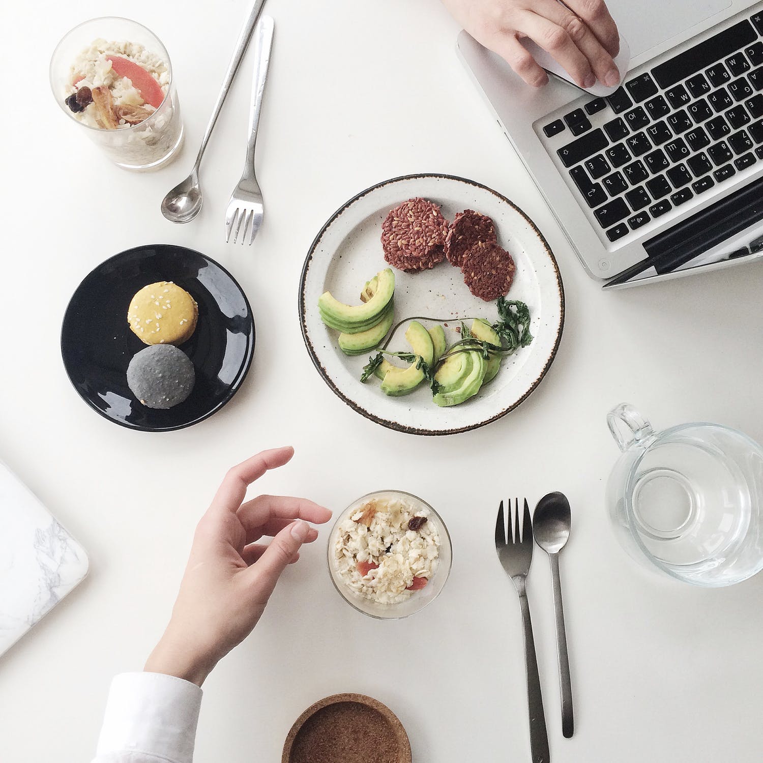 3 Reasons Why You Should Not Eat Lunch at Your Desk